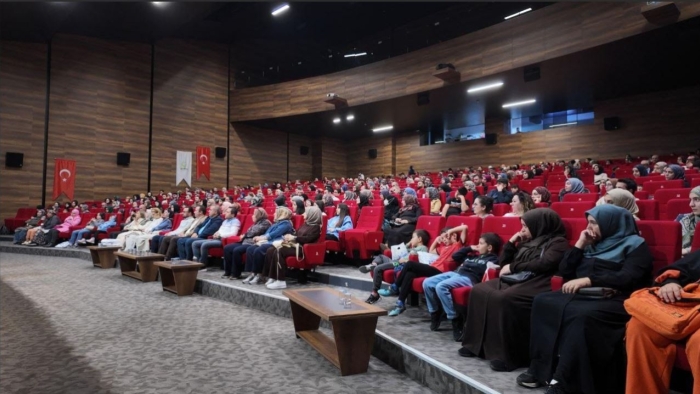 Nurullah Genç, kitap günlerinin kapanışında okurlarıyla buluştu